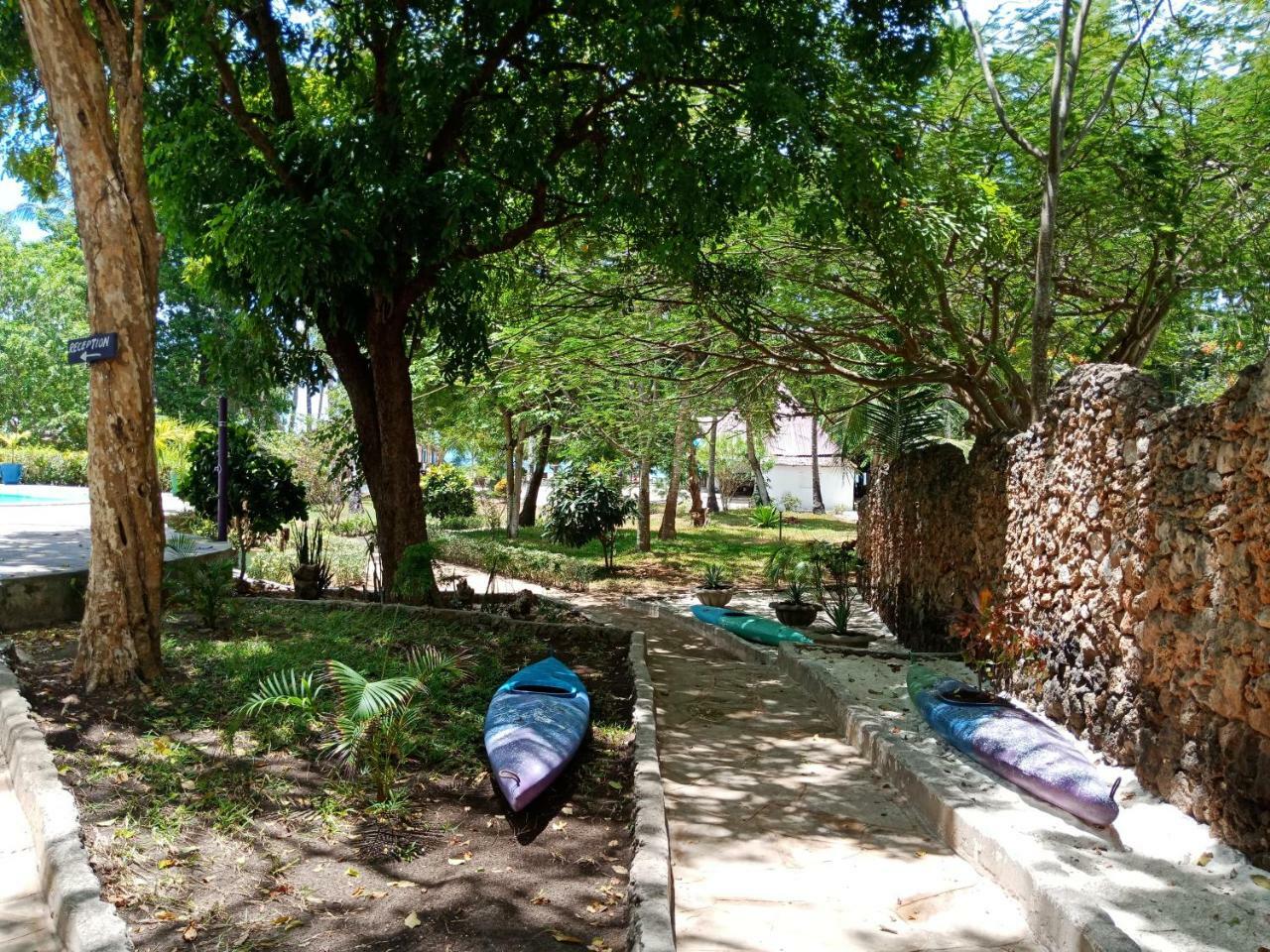 Soul Breeze Backpackers Diani Hostel Diani Beach Exterior photo
